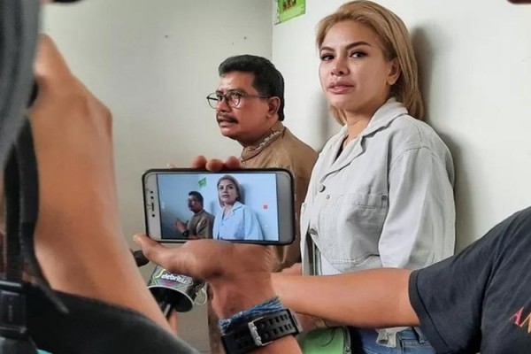 Nikita Mirzani berikan keterangan pers usai sidang di Pengadilan Negeri Jakarta Selatan, Senin (8/6/2020)./Antara