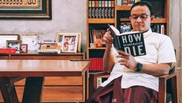 Sambil Sarungan, Anies Baca Buku How Democracies Die, Kode Keras?