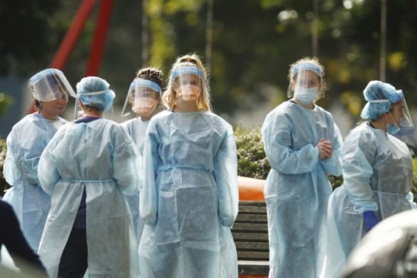 Petugas medis di Victoria yang sedang mengenakan APD/Bloomberg
