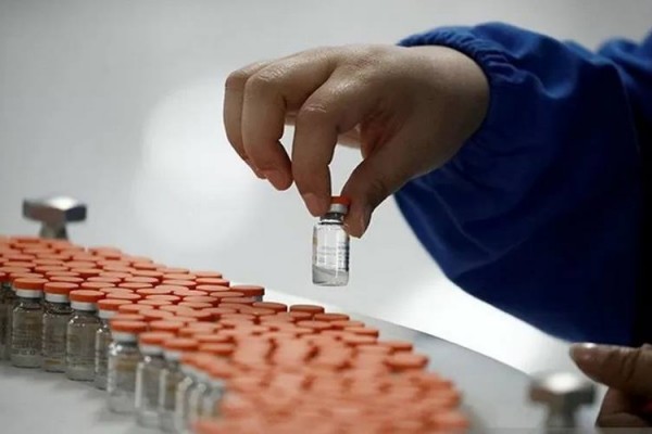 Seorang pekerja melakukan pemeriksaan kualitas di fasilitas pengemasan produsen vaksin China, Sinovac Biotech, yang mengembangkan vaksin untuk mengatasi Covid-19, dalam tur media yang diorganisir pemerintah di Beijing, China, 24 September 2020./Antara-Reuters