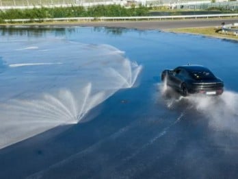 Nge-drift, Porsche Taycan Masuk Guinness World Records