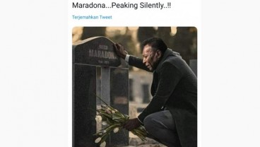 Cek Fakta : Pele Berlutut di Makam Maradona