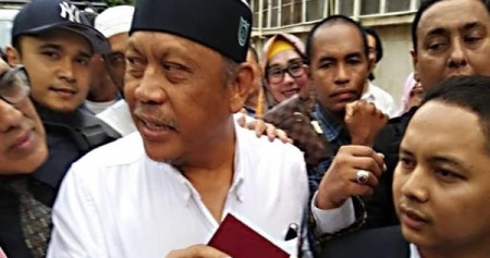 Tersangka kasus dugaan makar Eggi Sudjana ditemani kuasa hukumnya datang ke Polda Metro Jaya, Jakarta, Senin (13/5/2019)./Antara