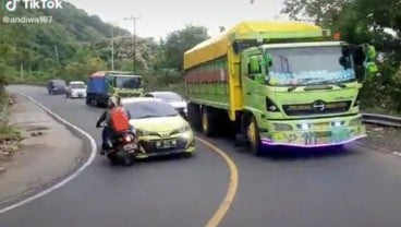 Viral Toyota Yaris Tabrak Motor di Tikungan, Ini 5 Cara Menyalip yang Benar