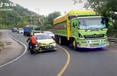 Viral Toyota Yaris Tabrak Motor di Tikungan, Ini 5 Cara Menyalip yang Benar