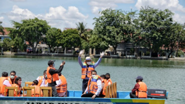 Ridwan Kamil Hibahkan Perahu Wisata untuk Situ Rawa Besar Depok