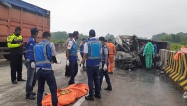 Elf Terbakar Setelah Tabrak Truk di Tol Madiun, 3 Meninggal, 13 Luka-luka