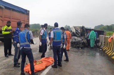 Elf Terbakar Setelah Tabrak Truk di Tol Madiun, 3 Meninggal, 13 Luka-luka