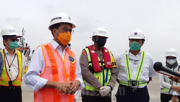 Menhub Uji Coba Bongkar Muat Kendaraan di Pelabuhan Patimban