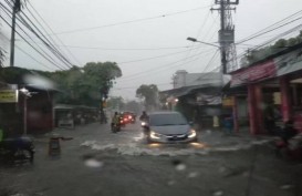 Surabaya Terendam Banjir, Air Masuk ke Rumah Warga