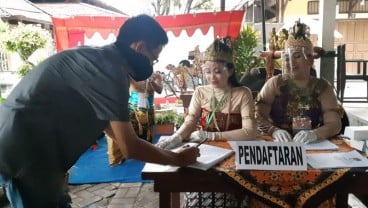 Dewi Arimbi dan Srikandi Jaga TPS di Semarang