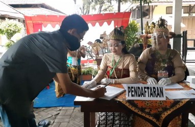 Dewi Arimbi dan Srikandi Jaga TPS di Semarang