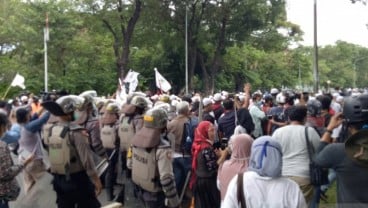 Reaktif Covid-19, Polisi Angkut Pengikut Rizieq ke Wisma Atlet 