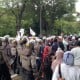 Reaktif Covid-19, Polisi Angkut Pengikut Rizieq ke Wisma Atlet 