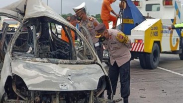 Mobil Terbakar di Tol Solo-Ngawi, Pengemudi Sulit Dikenali