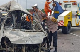 Mobil Terbakar di Tol Solo-Ngawi, Pengemudi Sulit Dikenali