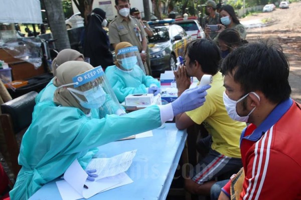 Puluhan Warga dihukum membersikan Taman Makam Pahlawan (TPM) Giri Tunggal Kota Semarang dan menjalani rapid test, Senin 28 September 2020./Bisnis-Alif Nazzala Rizqi 