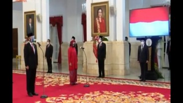 Kebaya Merah Mensos Risma di Pelantikan Menteri