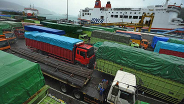 Penyebrangan Merak-Bakauheni Tersendat Akibat Cuaca Buruk