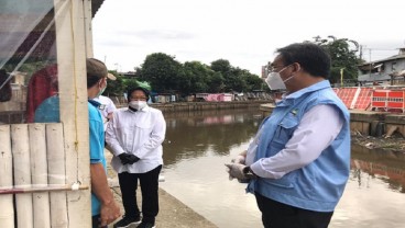 Sebelum Ngantor, Mensos Risma Blusukan ke Bantaran Kali Ciliwung 