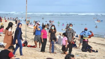 Desa Adat Diminta Pantau Wisatawan Berlibur di Pantai