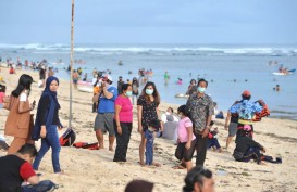 Desa Adat Diminta Pantau Wisatawan Berlibur di Pantai