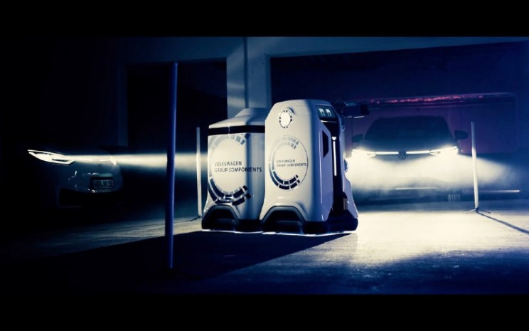 Volkswagen Pamerkan Robot Charger Mobil Listrik, Diperintah Lewat HP