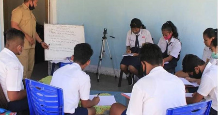 Seorang guru bahasa Inggris sedang mengajar saat dilaksanakannya sedang sekolah tatap muka di salah satu rumah warga di Kota Kupang, NTT Senin (10/08/2020)./Antara