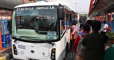 Penumpang antre untuk menaiki bus listrik Transjakarta di Terminal Blok M, Jakarta, Senin (13/7/2020). Bisnis/Eusebio Chrysnamurti