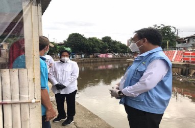 Mensos Risma Rajin Blusukan di 'Kandang Anies'