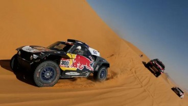 Carlos Sainz & Lucas Cruz Kembali Finis Tercepat Etape Reli Dakar