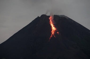 Merapi Luncurkan 17 Kali Lava Pijar Selama 12 Jam