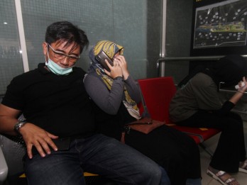 Foto-foto Aktivitas di Bandara Supadio, Keluarga Datangi Crisis Center