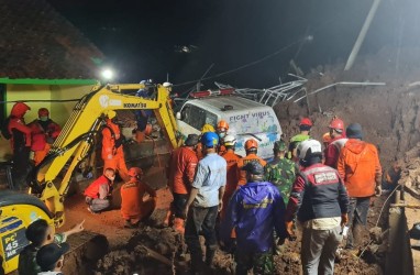 Longsor Sumedang: Petugas Gunakan Alat Berat untuk Cari Korban