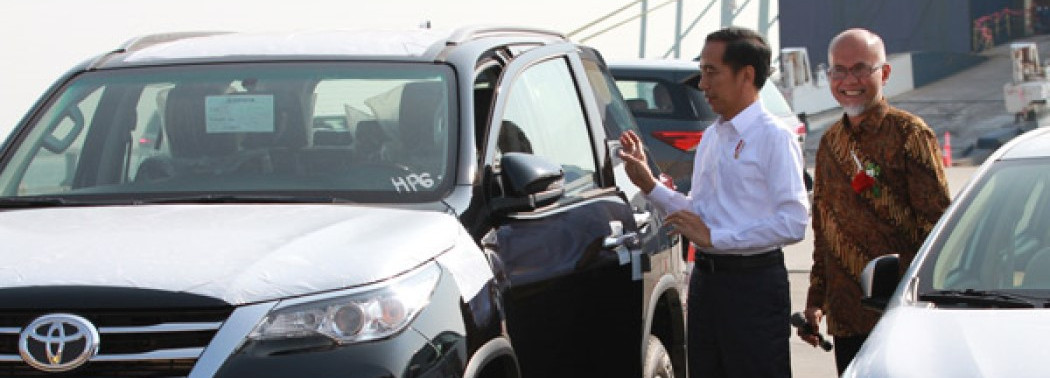 Ilustrasi - Presiden Joko Widodo, dan Presiden Director PT Toyota Motor Manufacturing Indonesia (TMMIN) Warih Andang Cahyono pada acara peluncurkan ekspor mobil Toyota di Jakarta. /TMMIN