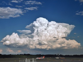 Cuaca Penerbangan:  Awan Cumulonimbus Masih Berpotensi Terjadi