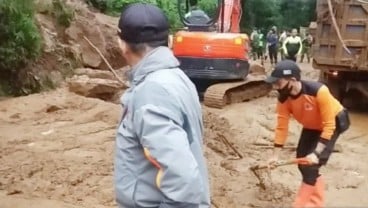 Longsor di Jalur Puncak Sudah Dibersihkan, Kendaraan Bisa Melintas Kembali