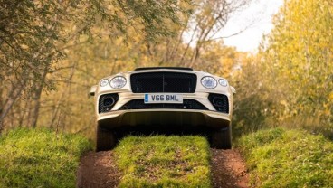 Bentley Bentayga V8 Dapat Gelar SUV Mewah Tahun Ini