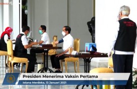 Jokowi Divaksin di Lengan Kiri, Lewati Empat Meja hingga Disuntik Vaksin Sinovac