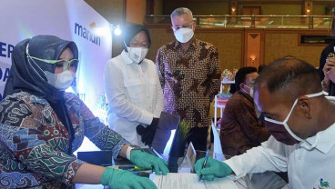 Mensos Tri Rismaharini Tinjau Pembuatan Rekening Penerima Bantuan ATENSI