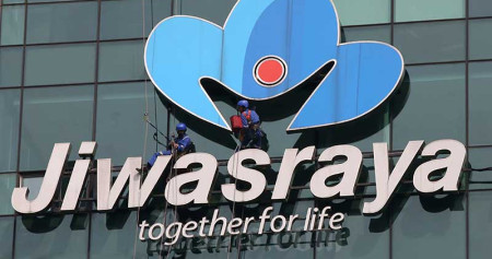Pekerja membersihkan logo milik PT Asuransi Jiwasraya (Persero) di Jakarta, Rabu (31/7). Bisnis/Abdullah Azzam