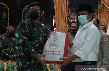 Panglima TNI Serahkan Bantuan Presiden untuk Korban Banjir Kalsel