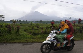 Gunung Merapi Meluncurkan Lava Pijar ke Arah Barat Daya