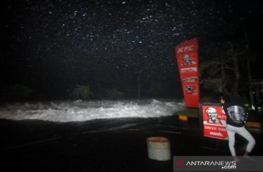 Dihantam Ombak Besar, Air Laut Banjiri Kawasan Bisnis Manado