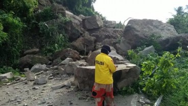 Jalan Menuju Kota Mamuju Terputus Akibat Longsor