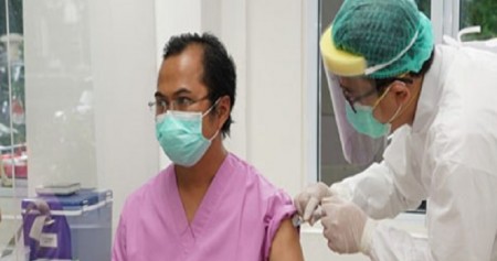 Tenaga kesehatan di RSCM menjalani vaksinasi Covid-19, Kamis (14/1/2021)./Dok. Kementerian Kesehatan