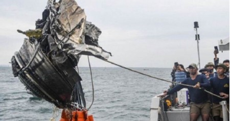 Sejumlah penyelam TNI AL menarik puing yang diduga turbin dari pesawat Sriwijaya Air SJ 182 ke atas KRI Rigel-933 di perairan Kepulauan Seribu, Jakarta, Senin (11/1/2021)./Antara-M Risyal Hidayat