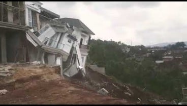 Detik-detik Longsornya Perumahan Mewah di Bandar Lampung