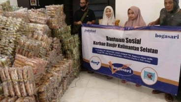 Bogasari Bagi 20.000 Roti untuk Korban Banjir Kalsel