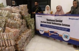 Bogasari Bagi 20.000 Roti untuk Korban Banjir Kalsel